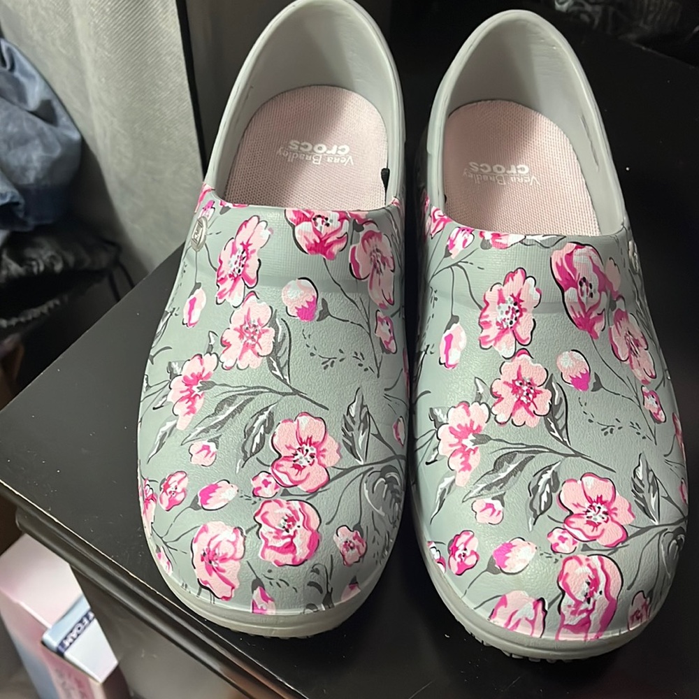 Vera Bradley Croc grey with pink floral size 6